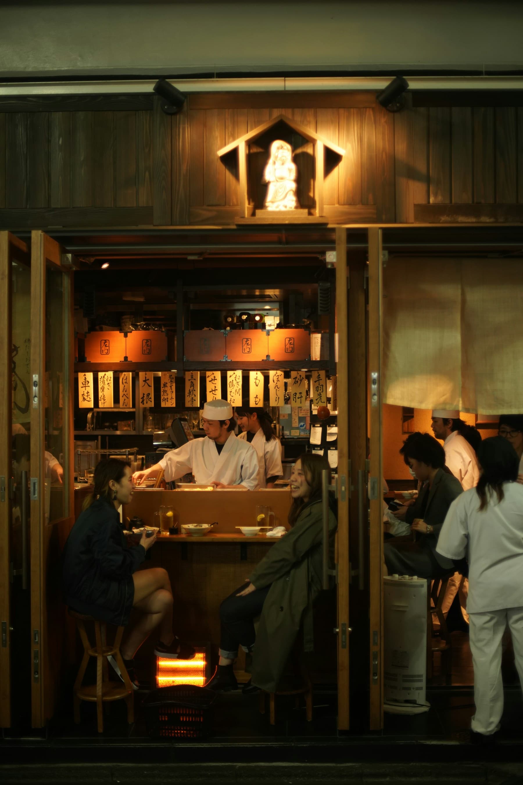 店員と客で賑わうカウンター席